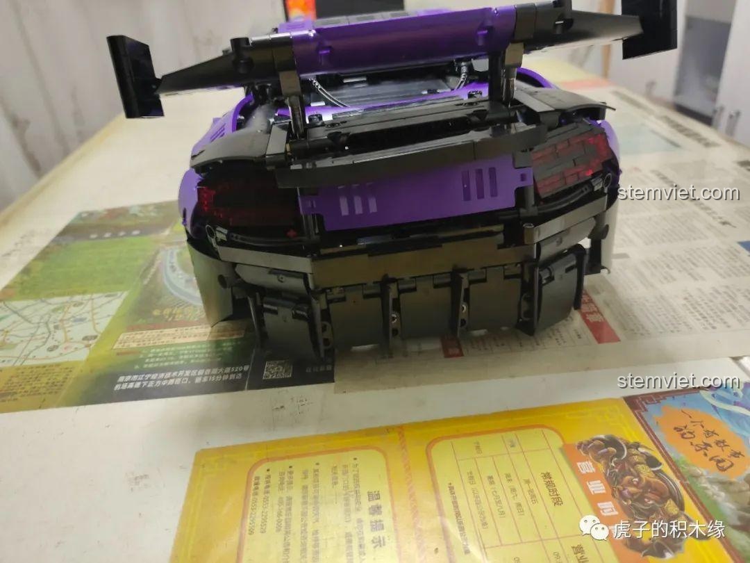 Cận cảnh đèn hậu của mô hình Aston Martin Vantage GT3 KaCo Blocks C001, được tái hiện chân thực bằng các mảnh ghép cơ bản.