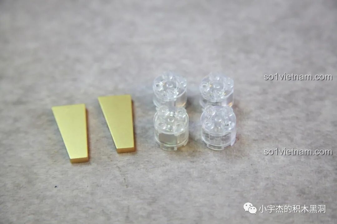 Các viên gạch phát sáng (LED) và chi tiết vàng sơn tĩnh điện của KBOX V5004 Hulkbuster MK44.