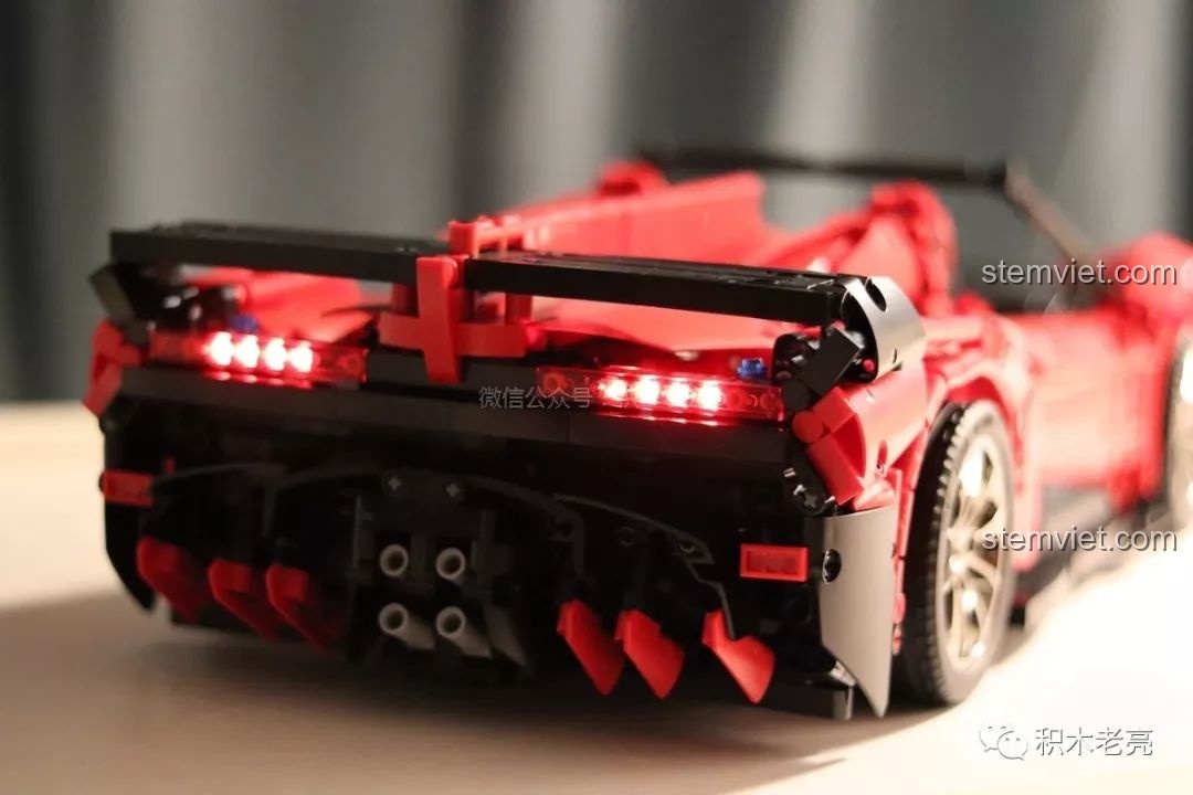 Đèn LED sau của bộ xếp hình Mô Lamborghini Veneno 13079 đang phát sáng, tạo hiệu ứng thị giác đẹp mắt.