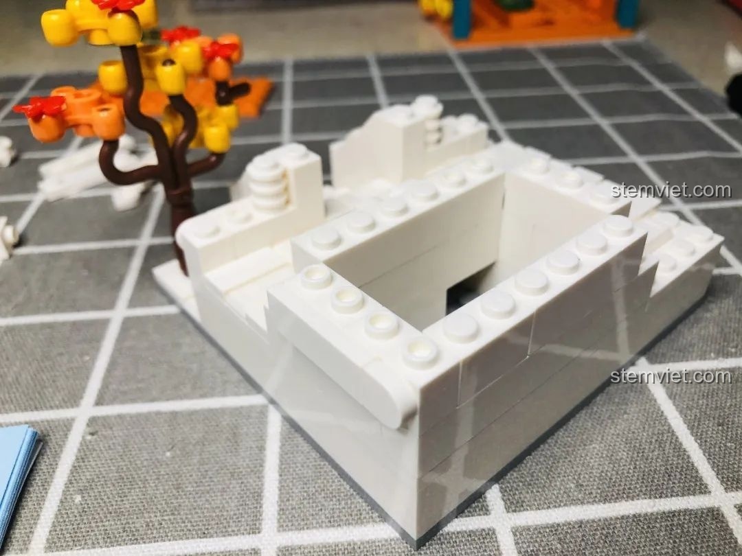 Chiếc đèn lồng cung đình màu vàng của Wekki 506004 Cảnh Thu, cần dán decal để hoàn thiện.