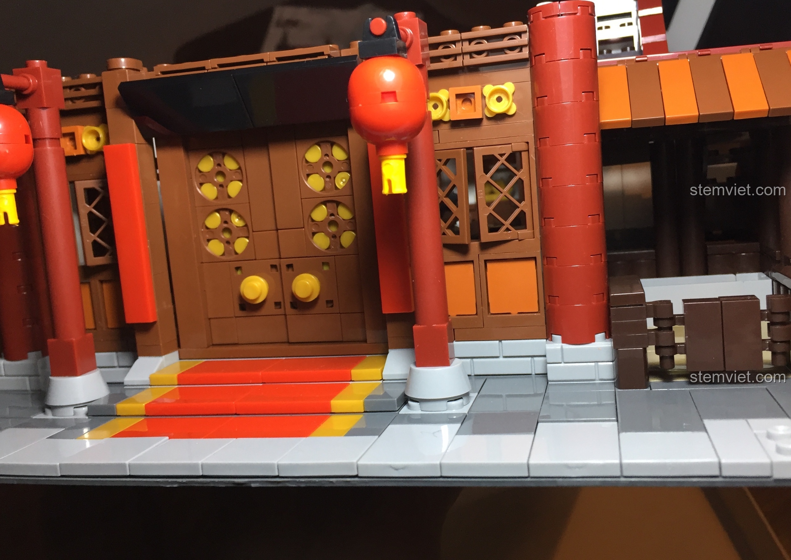 Mặt tiền Vạn Phúc Khách Sạn với các cột trụ được treo đèn lồng đỏ, tạo không khí ấm cúng.