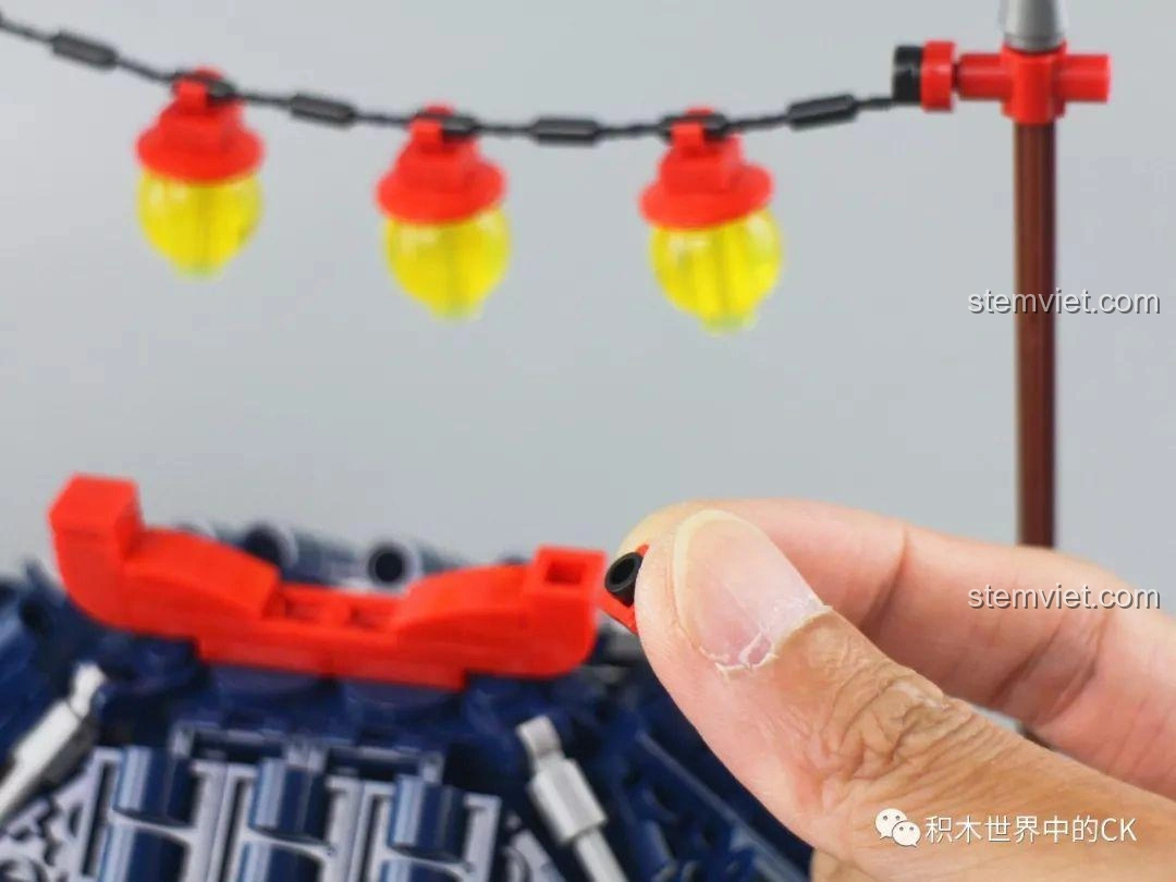 Cận cảnh chi tiết đèn lồng treo trên võ đài của bộ lắp ghép SY1404 Võ Đài Đại Chiến Rồng Thần, với màu sắc tươi sáng.