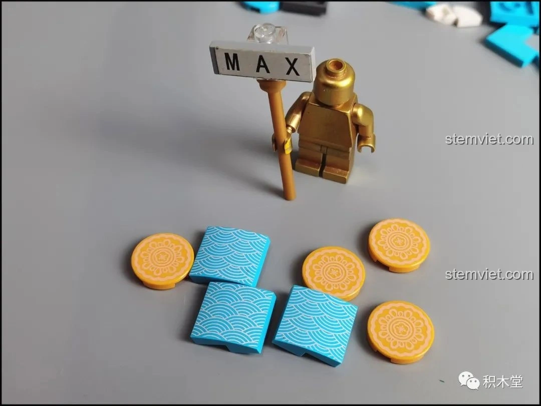 Các chi tiết in hình bánh trung thu và họa tiết sóng nước của bộ lắp ráp Đèn Lồng Thỏ Ngọc Trung Thu Pantasy 18008.