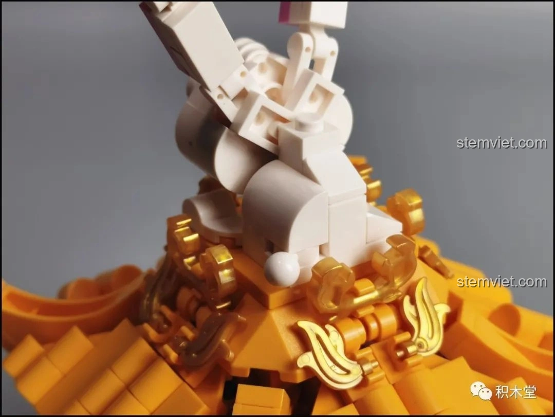 Cận cảnh các chi tiết màu vàng kim loại của bộ Đèn Lồng Thỏ Ngọc Trung Thu Pantasy 18008.