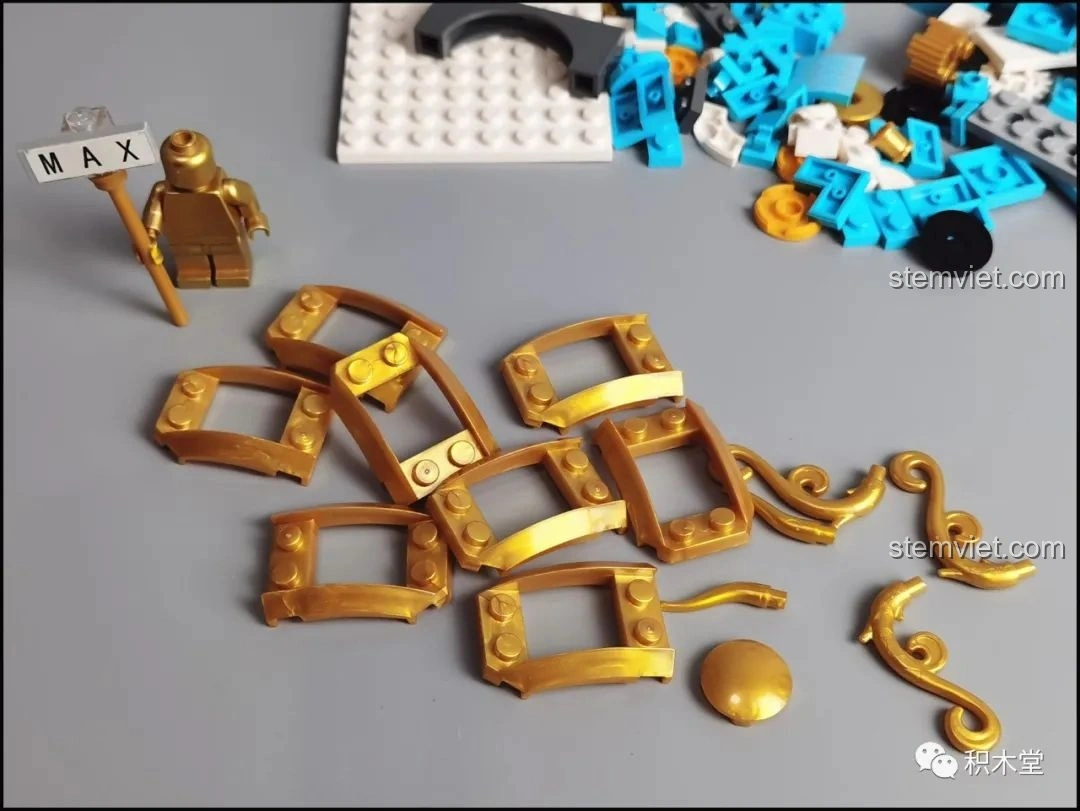 Các chi tiết màu vàng kim loại của bộ lắp ráp Đèn Lồng Thỏ Ngọc Trung Thu Pantasy 18008, không phải mạ điện mà là màu thường.