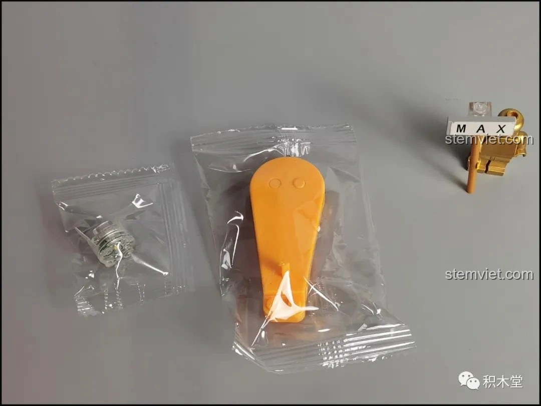 Đèn LED và bộ điều khiển từ xa đi kèm bộ lắp ráp Đèn Lồng Thỏ Ngọc Trung Thu Pantasy 18008.