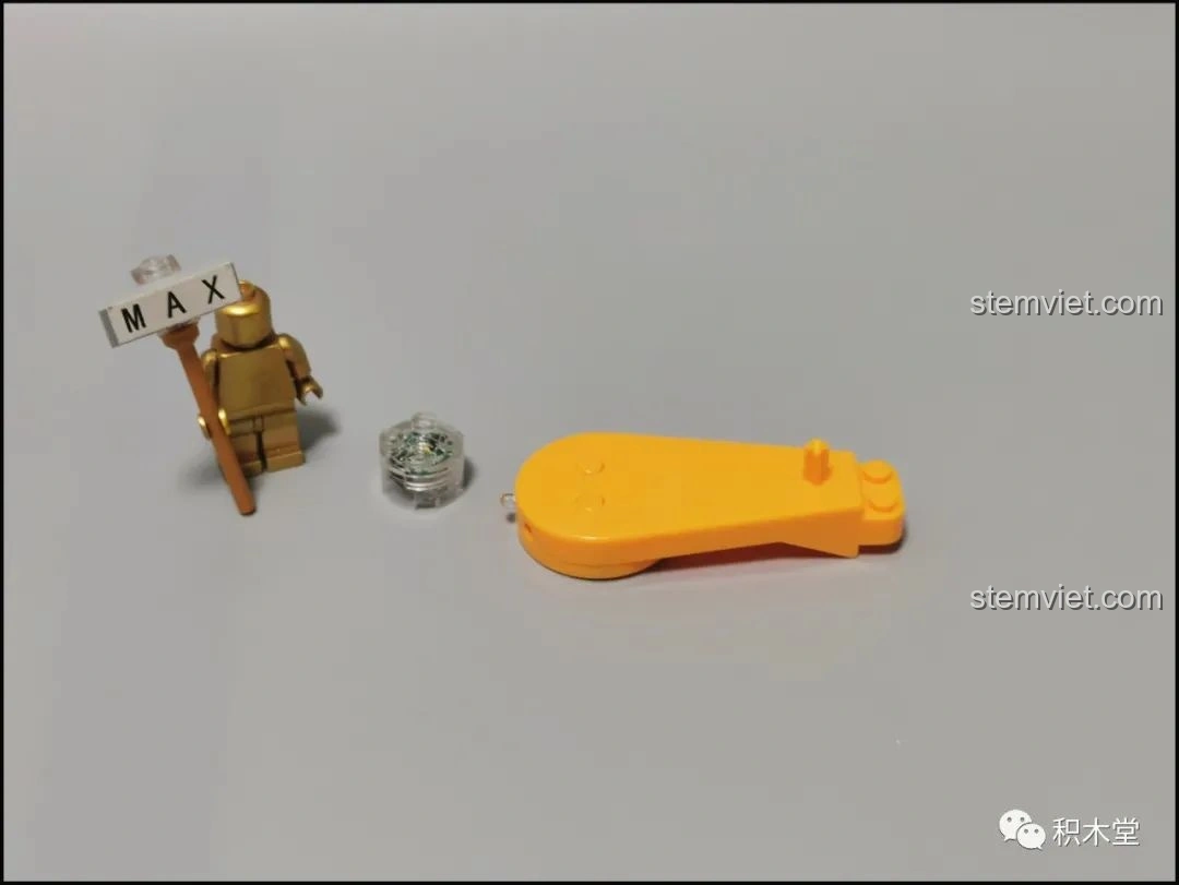 Đèn LED của bộ Đèn Lồng Thỏ Ngọc Trung Thu Pantasy 18008 đã được bật sáng, tạo hiệu ứng ấm áp.