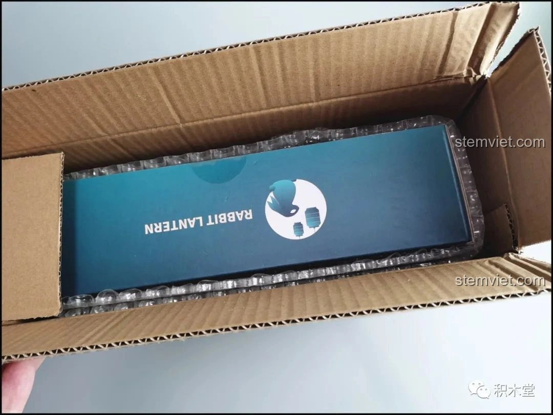 Hộp sản phẩm Đèn Lồng Thỏ Ngọc Trung Thu Pantasy 18008 được bọc kỹ lưỡng trong lớp chống sốc, đảm bảo an toàn khi vận chuyển.