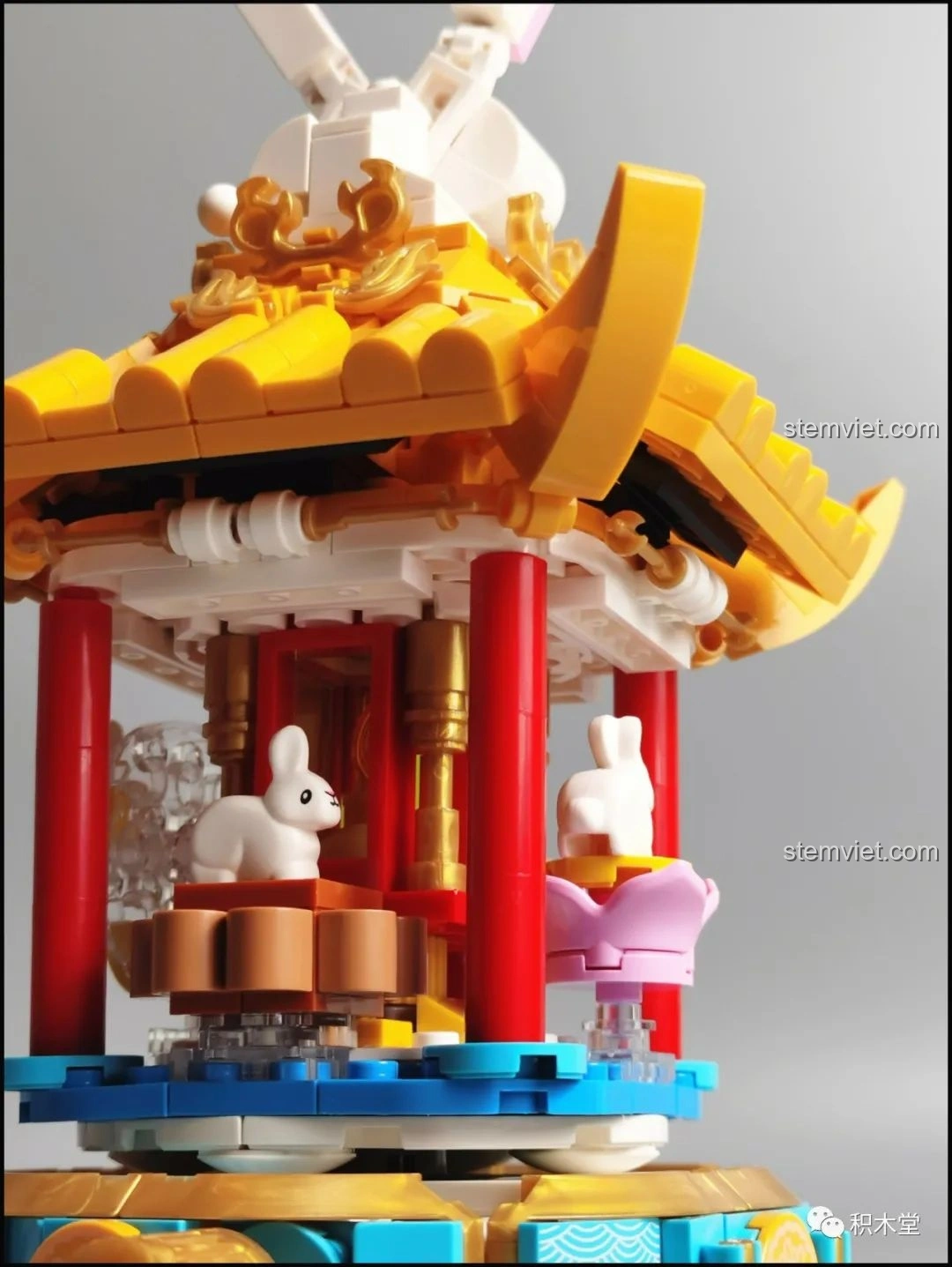 Kích thước của bộ Đèn Lồng Thỏ Ngọc Trung Thu Pantasy 18008 được so sánh với bàn tay người lớn.