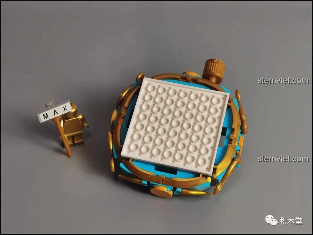 Kiểm tra độ trơn tru của cơ chế xoay ở phần đế bộ Đèn Lồng Thỏ Ngọc Trung Thu Pantasy 18008.