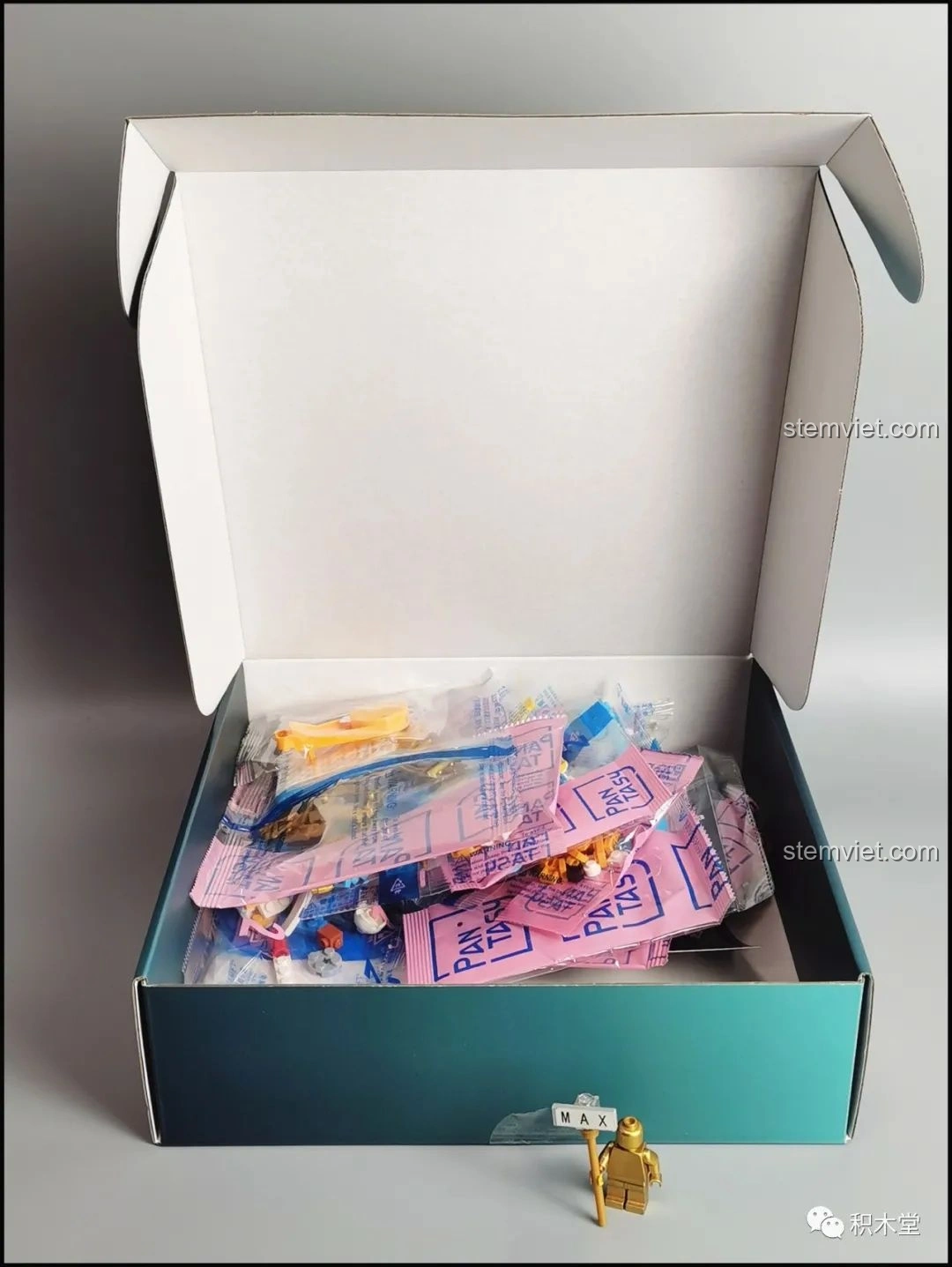 Bên trong hộp bộ lắp ráp Đèn Lồng Thỏ Ngọc Trung Thu Pantasy 18008 với các túi chi tiết được sắp xếp gọn gàng.