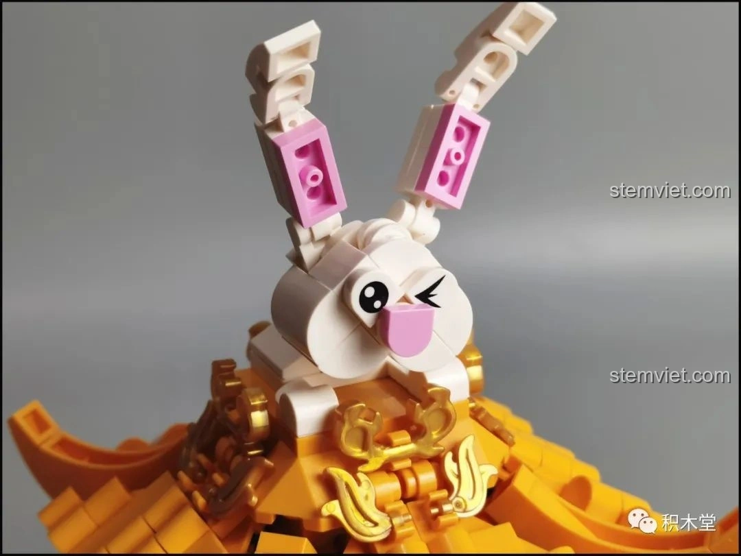 So sánh chú thỏ ngọc trong bộ Đèn Lồng Thỏ Ngọc Trung Thu Pantasy 18008 với nhân vật Snowball.