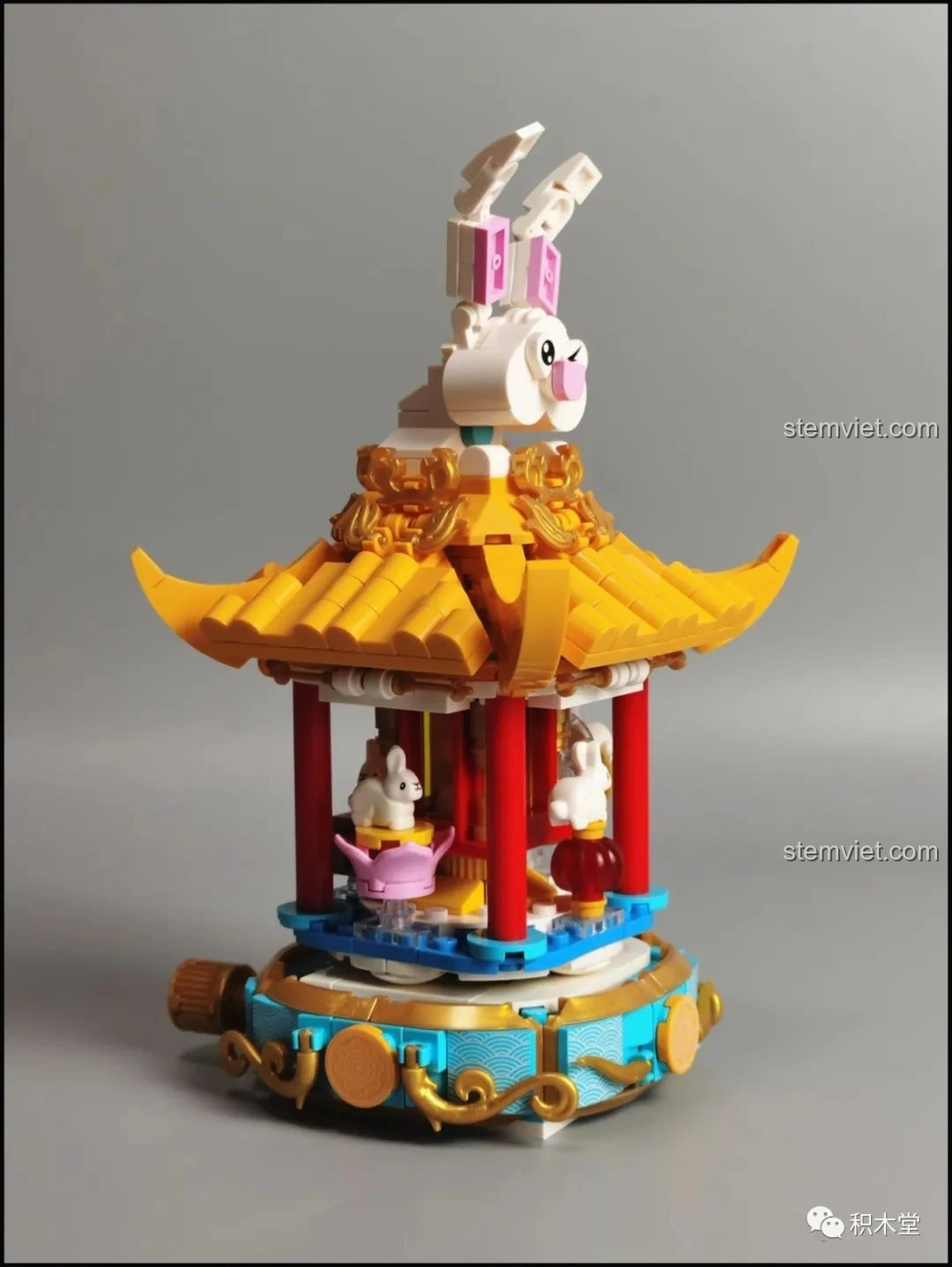 Cận cảnh chú thỏ ngọc trên đỉnh của bộ Đèn Lồng Thỏ Ngọc Trung Thu Pantasy 18008 với biểu cảm đáng yêu.