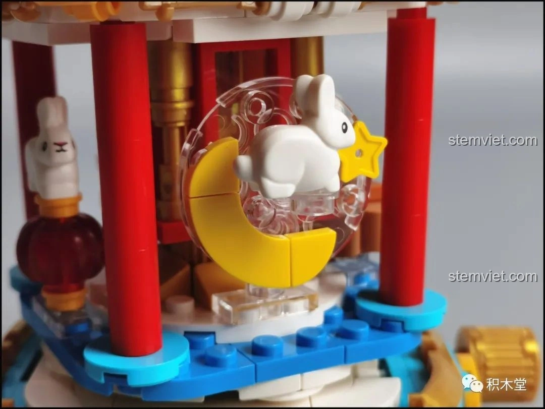 Chú thỏ ngọc bên cạnh bánh trung thu trong bộ Đèn Lồng Thỏ Ngọc Trung Thu Pantasy 18008.