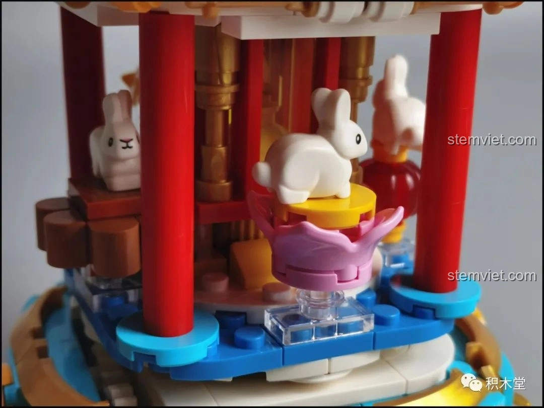 Chú thỏ ngọc bên cạnh đèn lồng nhỏ trong bộ Đèn Lồng Thỏ Ngọc Trung Thu Pantasy 18008.