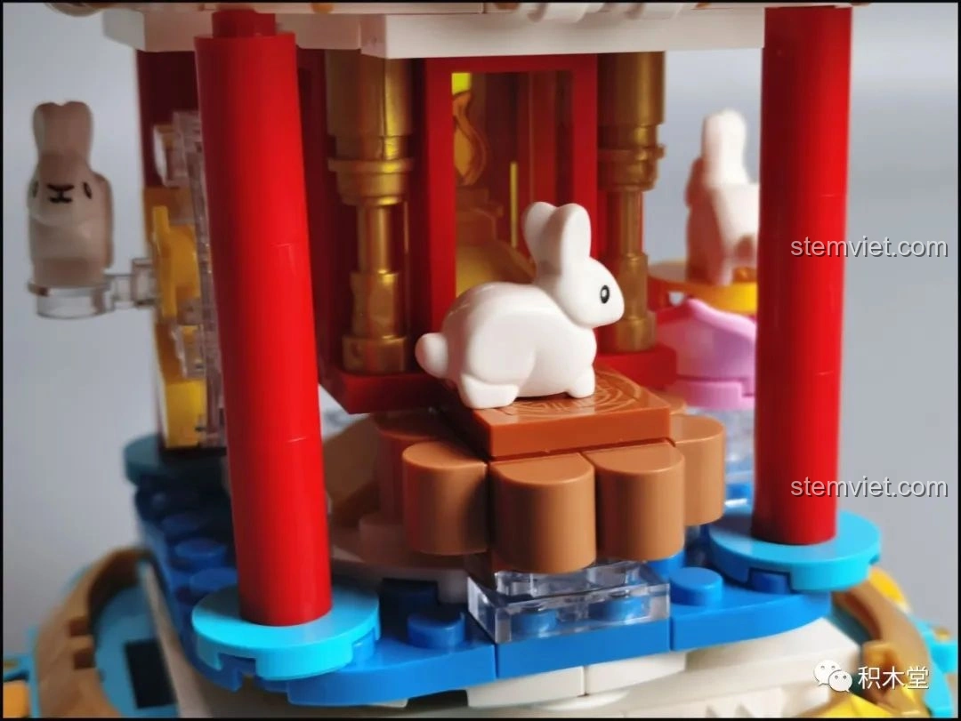 Chú thỏ ngọc trên đài sen trong bộ Đèn Lồng Thỏ Ngọc Trung Thu Pantasy 18008.