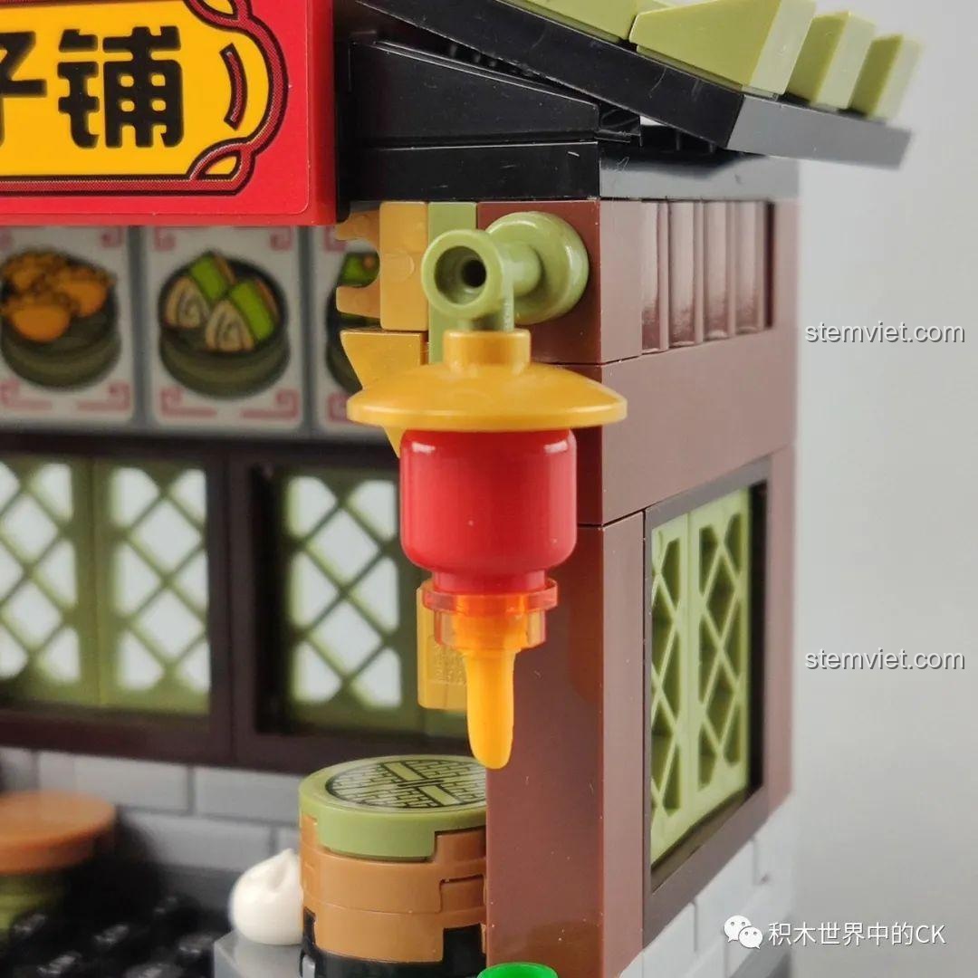 Cận cảnh đèn lồng đỏ trên mô hình Tiệm Bánh Bao Vô Song QMAN 72012, chi tiết trang trí đẹp mắt.