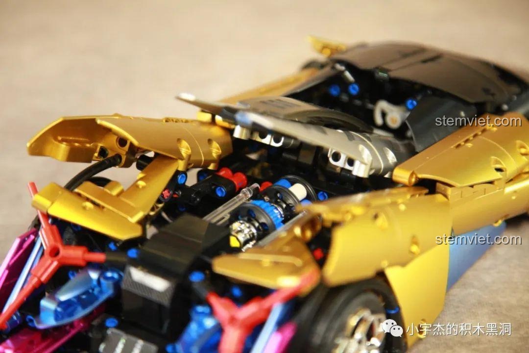 Đèn pha phía trước của xe SEMBO 701924 sử dụng chi tiết dạ quang có thể phát sáng.