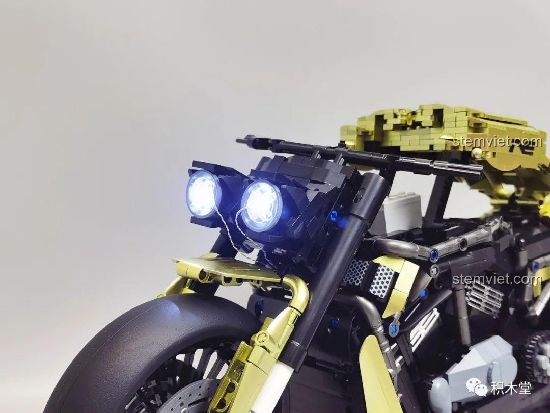 Cặp đèn pha LED của Mô tô Phantom Đêm đang chiếu sáng mạnh mẽ, một điểm nhấn đắt giá của bộ lắp ráp.