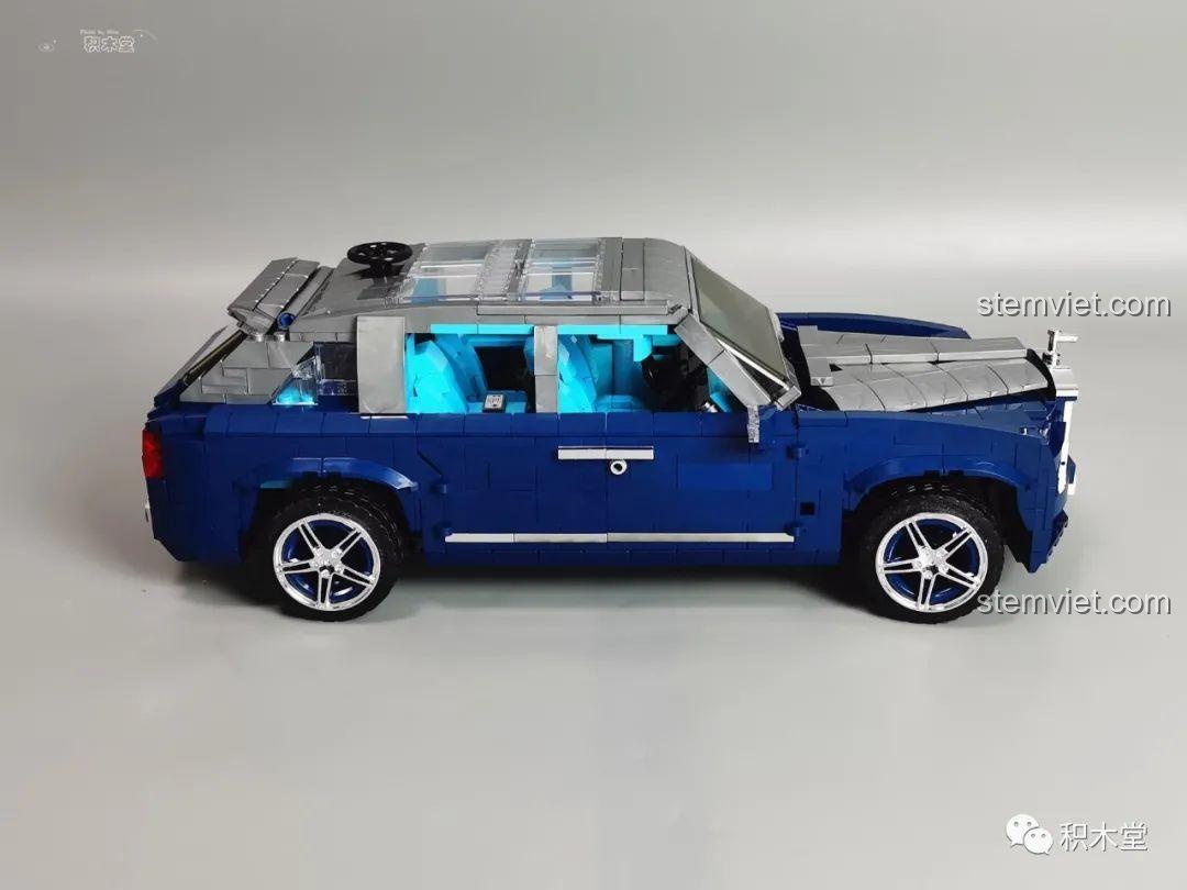 Đèn pha và bánh xe trước của mô hình Rolls-Royce Cullinan Mould King 10017.