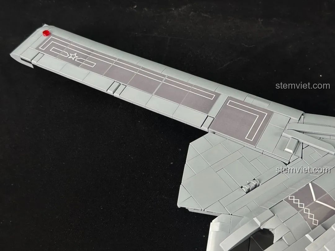 Cận cảnh chi tiết đèn tín hiệu màu đỏ ở đầu cánh của bộ xếp hình Niềm tự hào không quân Trung Quốc H-20 639026.