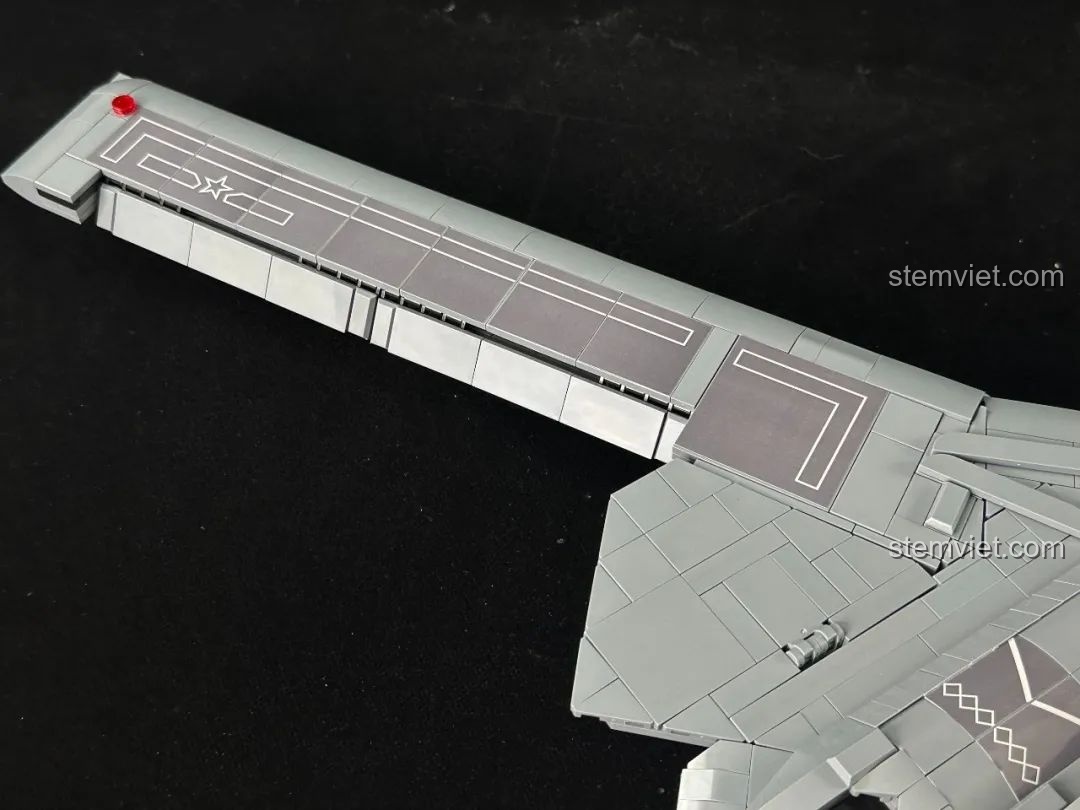 Cận cảnh chi tiết đèn tín hiệu màu đỏ ở đầu cánh của bộ đồ chơi lắp ghép Sát thủ tàng hình H-20 Panlos Brick.