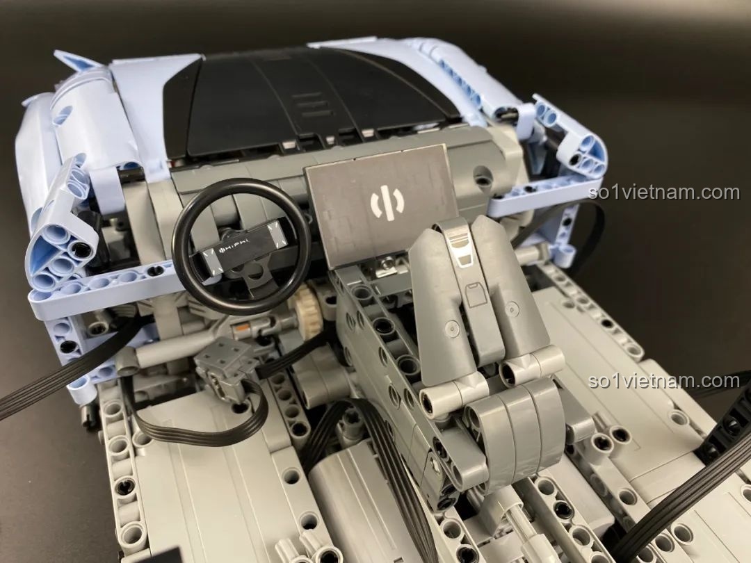 Đèn xe đang trong quá trình lắp ráp của bộ lắp ráp xe HiPhi Z Pixel Sci-Fi Car Model của Pantasy