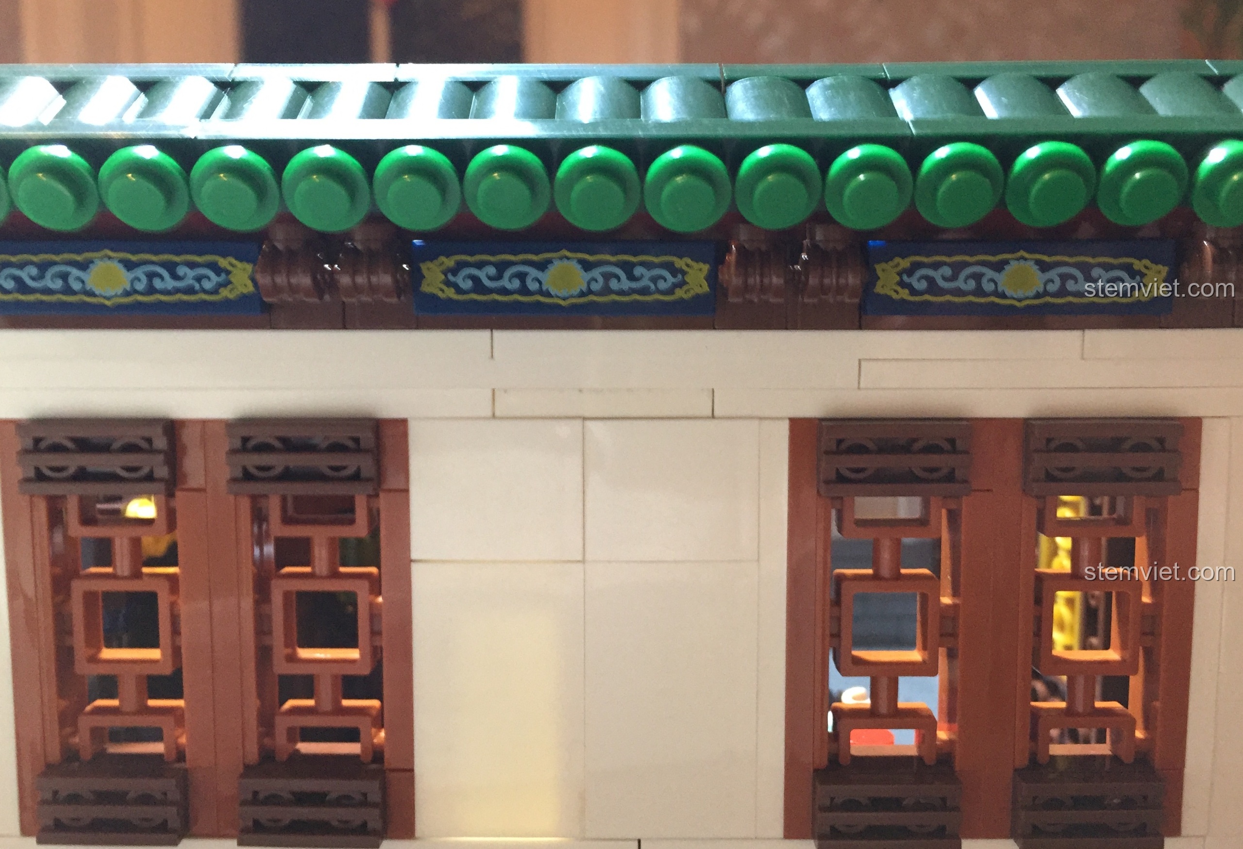 Chi tiết diềm cửa sổ được in hoa văn màu xanh và vàng, một điểm nhấn trang trí của Vạn Phúc Khách Sạn.