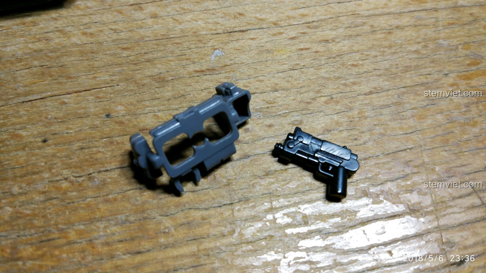 Chi tiết đai lưng chiến thuật và súng lục của minifigure QMAN, cho thấy súng không vừa với bao súng.