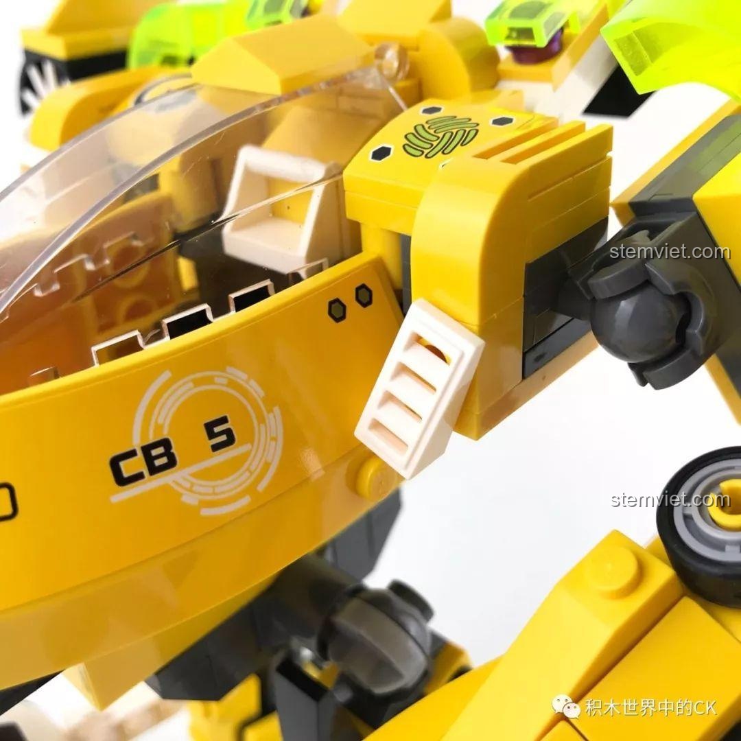 Điểm yếu về chi tiết giáp vai màu trắng lỏng lẻo trên mô hình QMAN 3004 Mecha bóng đá.