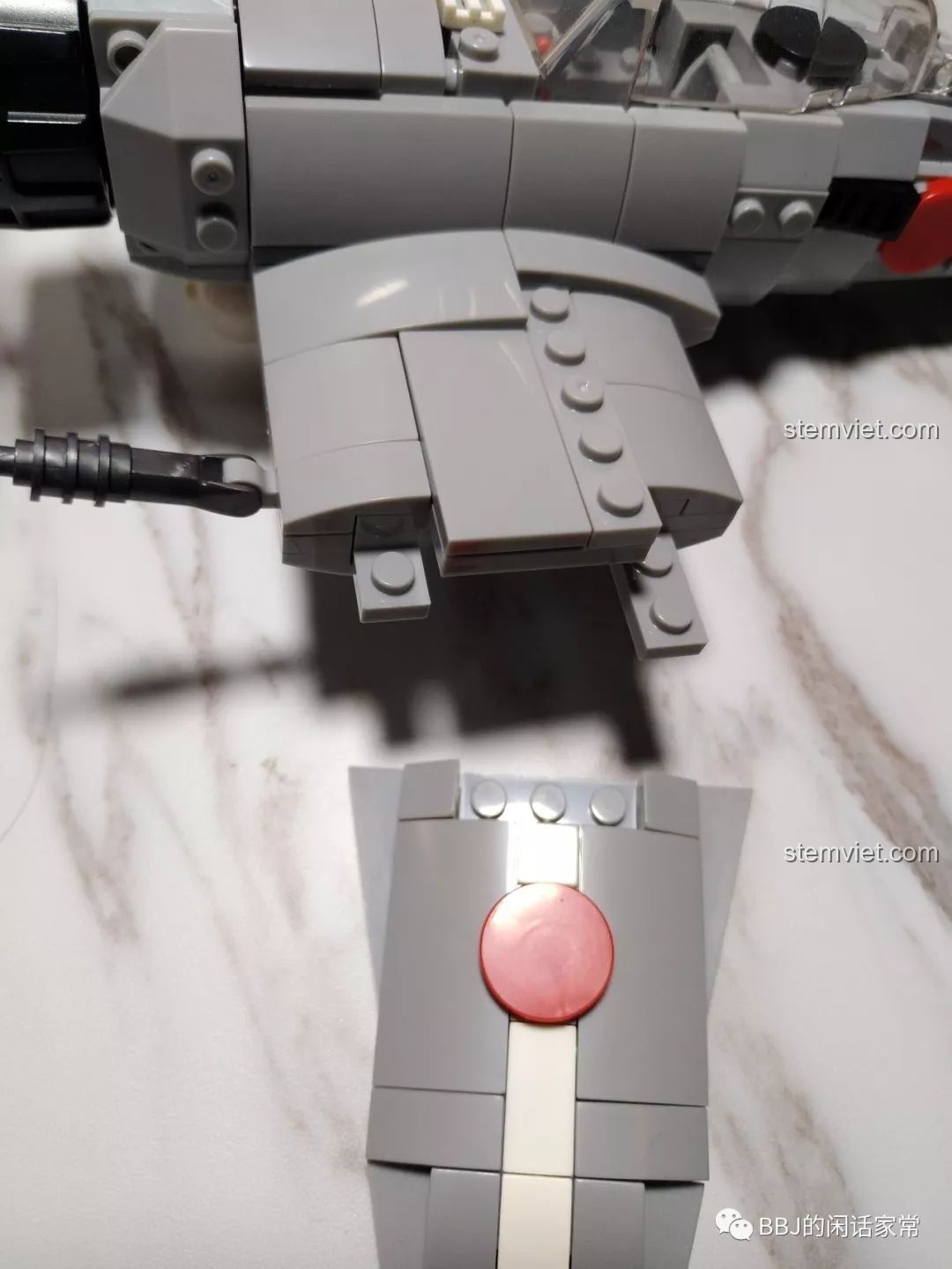 Cận cảnh điểm kết nối yếu giữa phần cánh và thân của mô hình máy bay Sembo 12781.