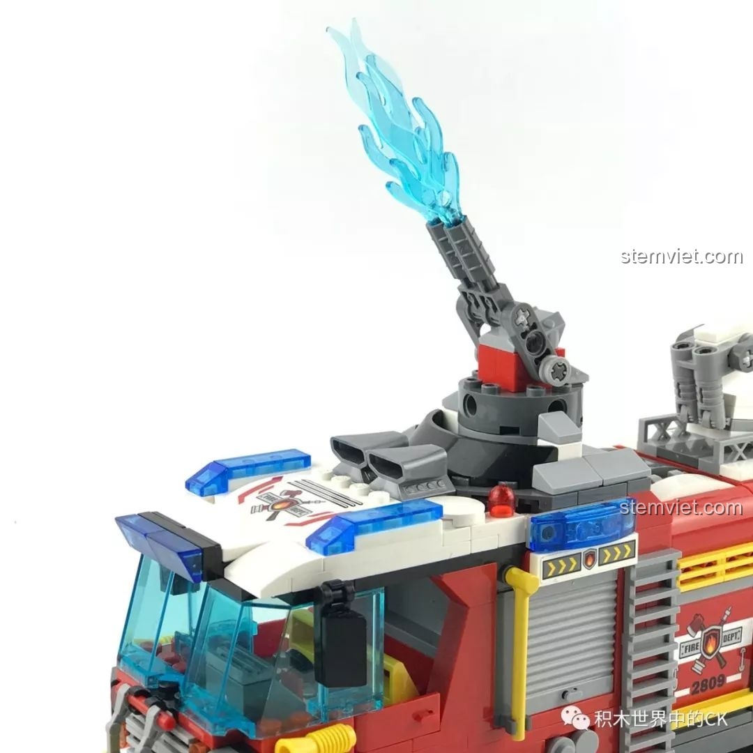 Vòi rồng trên xe cứu hỏa QMAN 2809 đang được điều chỉnh góc phun lên cao.