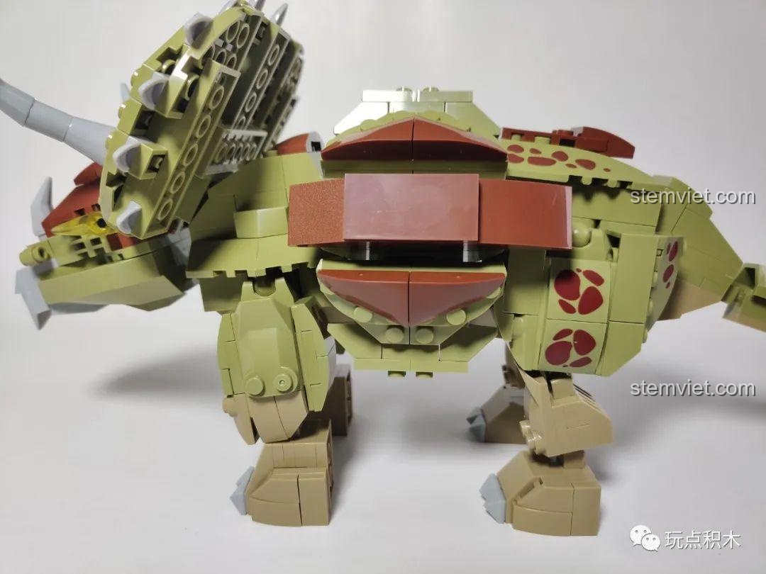 Mô hình khủng long ba sừng WOMA C0451 đang được điều chỉnh khớp thân giữa, thể hiện khả năng xoay chuyển linh hoạt.