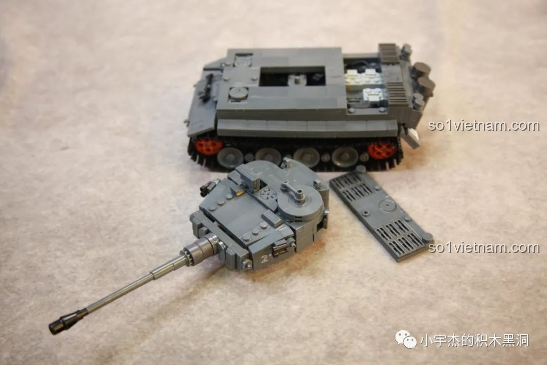 Bộ điều khiển từ xa được thiết kế như tay cầm chơi game, giúp điều khiển xe tăng Sluban M38-B0851 dễ dàng.