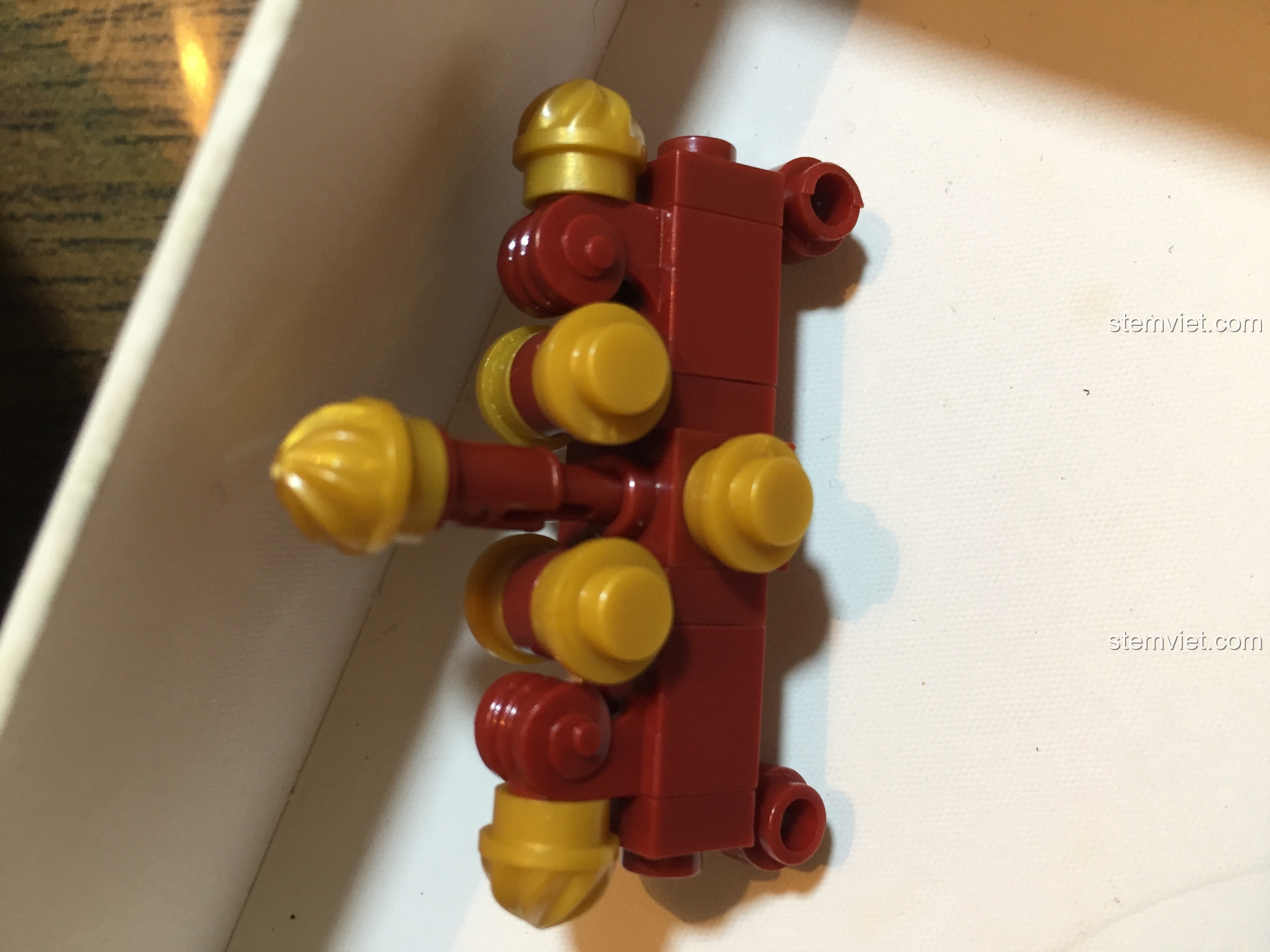 Cụm chi tiết lắp ráp phần đỉnh của cột cờ hiệu Vạn Phúc Khách Sạn, sử dụng các mảnh ghép đặc biệt.