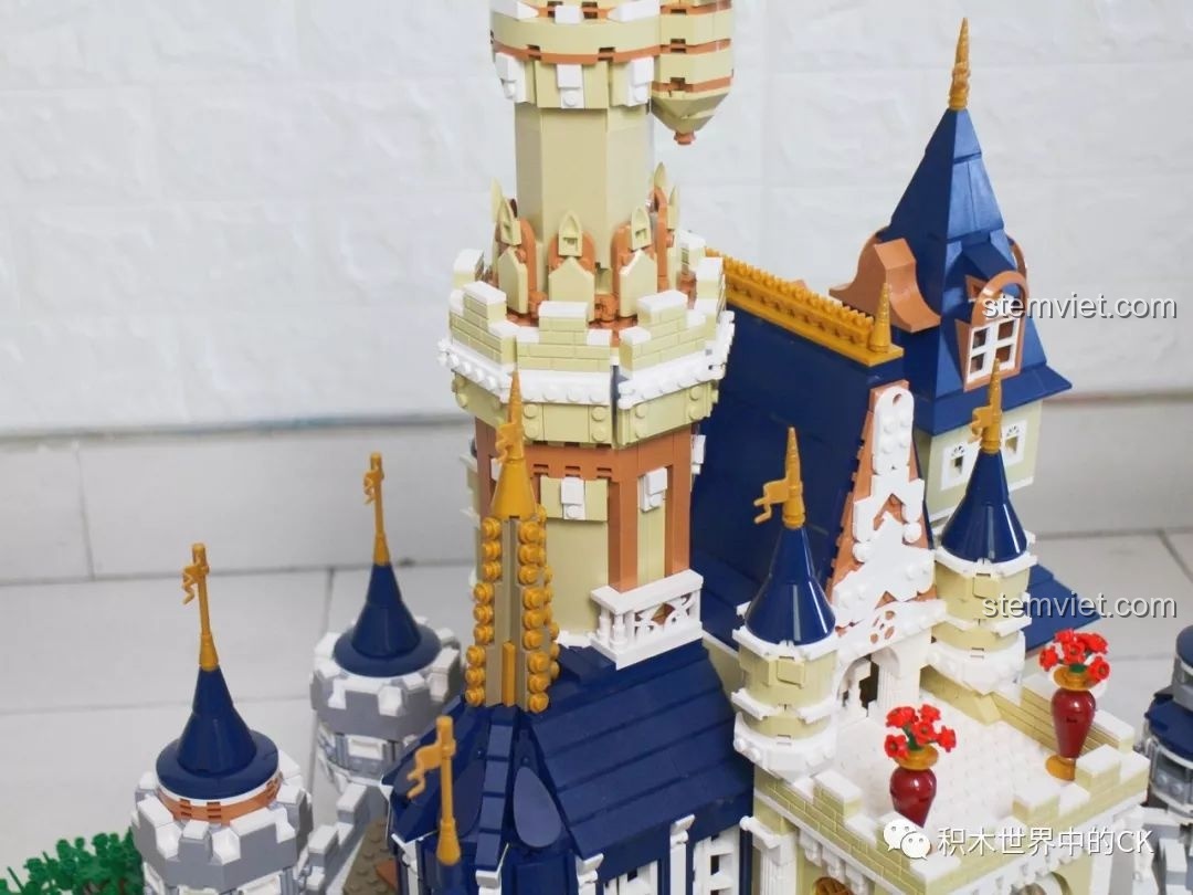 Cận cảnh đỉnh của ngọn tháp trung tâm với các chi tiết màu vàng gold của bộ đồ chơi Lâu đài công chúa.