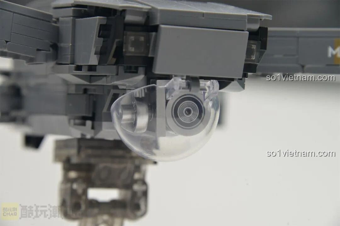 Cụm camera của mô hình lắp ráp DJI Mavic Pro 32008 với nắp bảo vệ ống kính được gắn vào.
