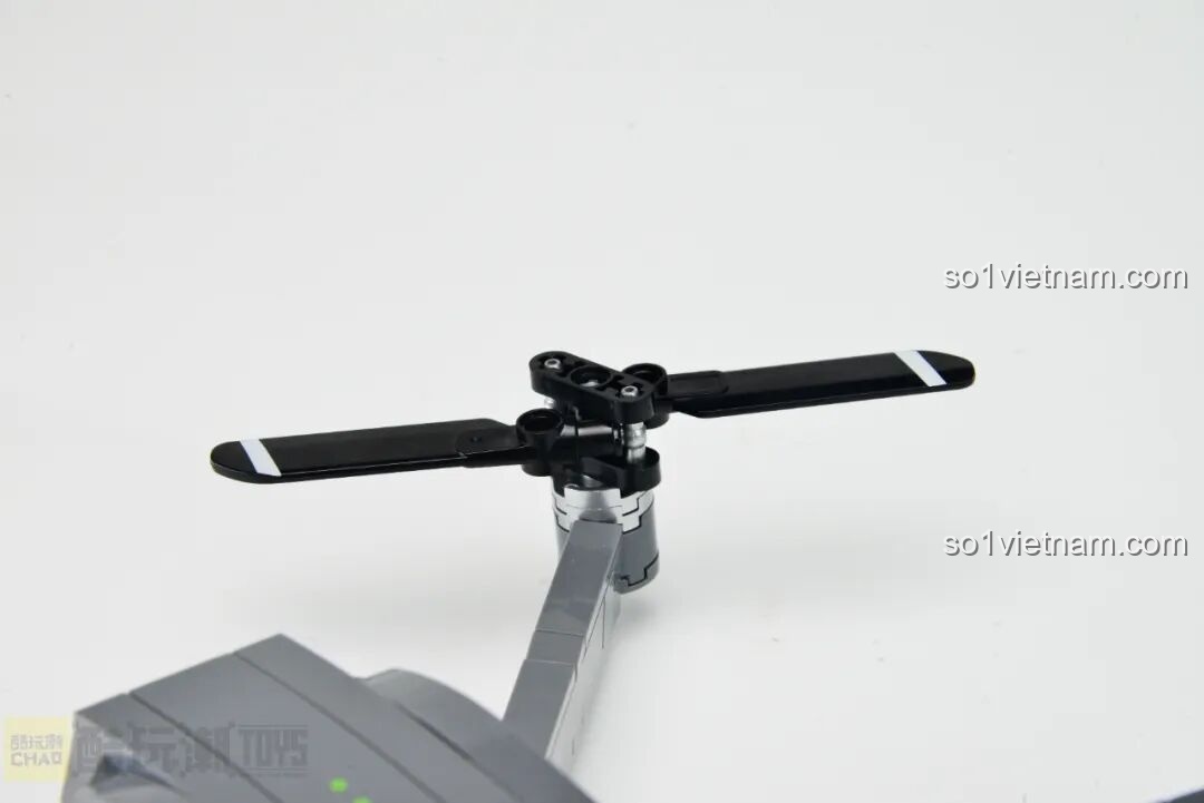 Cận cảnh cánh quạt của mô hình lắp ráp DJI Mavic Pro 32008 từ một góc nhìn khác, thể hiện khả năng xoay.
