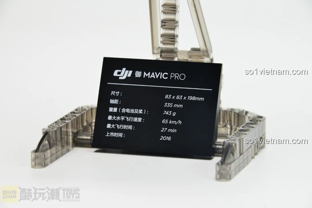 Cận cảnh tấm thông số kỹ thuật của DJI Mavic Pro trên chân đế trưng bày của mô hình lắp ráp 32008.