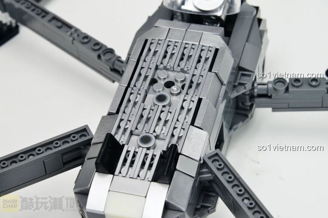 Cận cảnh phần đáy của mô hình lắp ráp DJI Mavic Pro 32008 với các chi tiết lưới tản nhiệt mạ bạc.