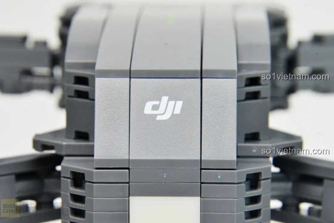 Cận cảnh logo DJI được in trên phần thân sau của mô hình lắp ráp DJI Mavic Pro 32008.