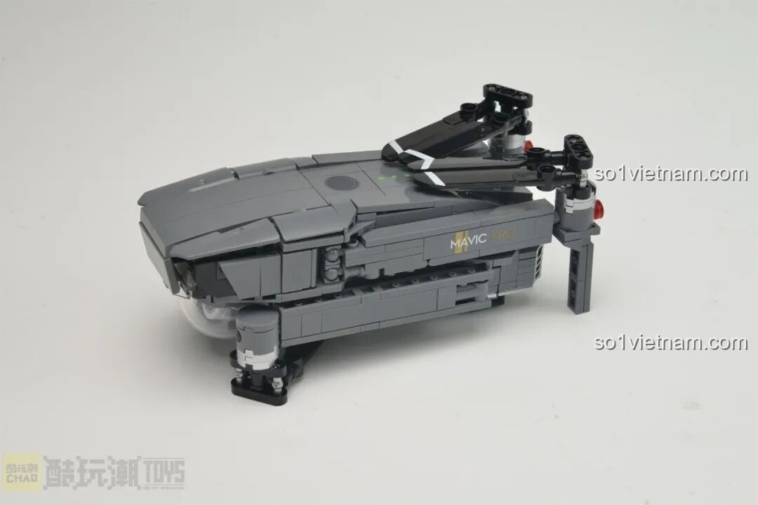 Mô hình lắp ráp DJI Mavic Pro 32008 ở trạng thái gập gọn, thể hiện tính năng độc đáo của flycam.