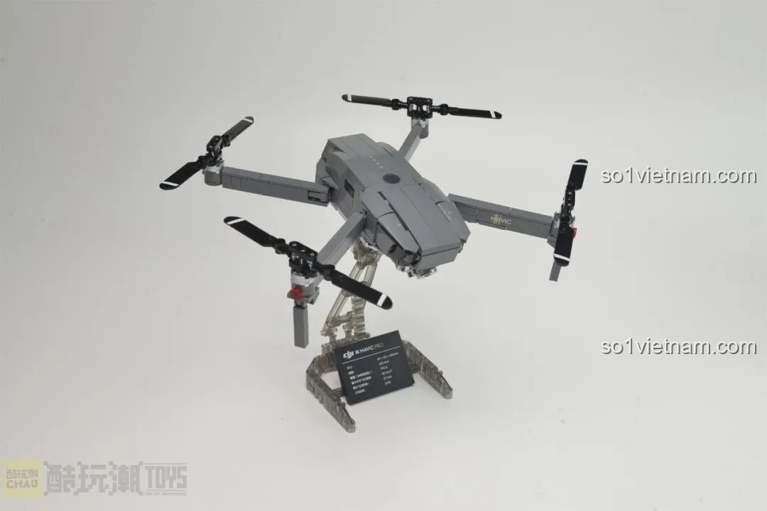Mô hình lắp ráp DJI Mavic Pro 32008 hoàn chỉnh trên chân đế, tái hiện tư thế bay của flycam gập gọn.