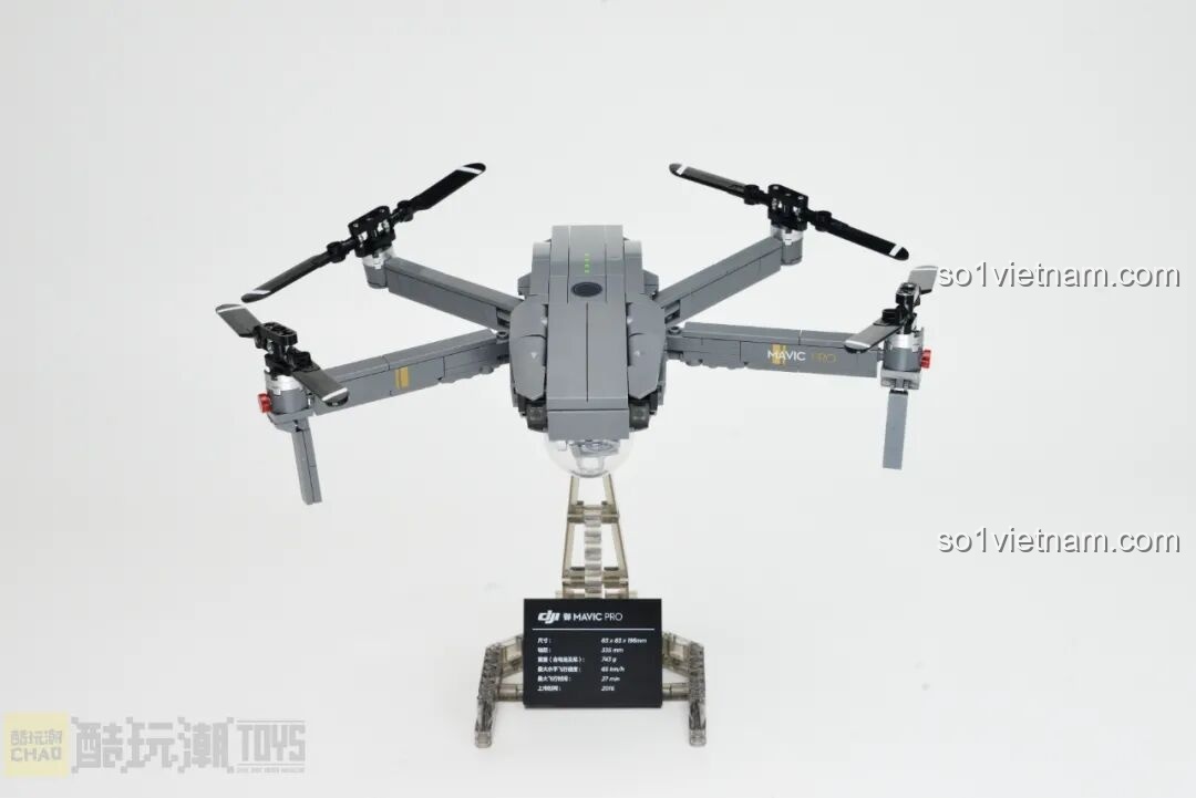 Mô hình lắp ráp DJI Mavic Pro 32008 nhìn từ phía trước, đặt trên chân đế trưng bày với tấm thông số kỹ thuật.