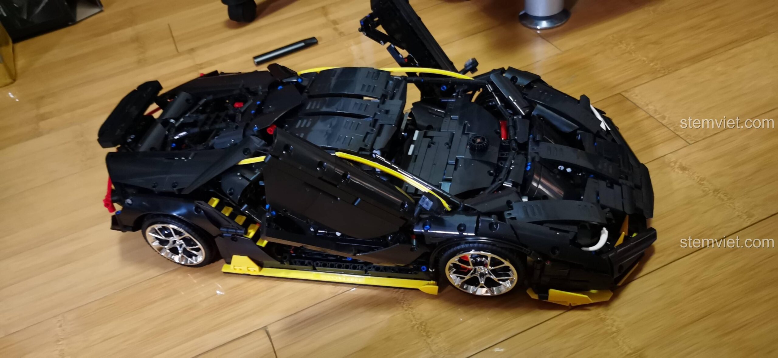Bộ lắp ráp DK 2102 với cửa cắt kéo đặc trưng của Lamborghini, giá tốt. Hypercar Lamborghini Centenario DK là món quà tuyệt vời.