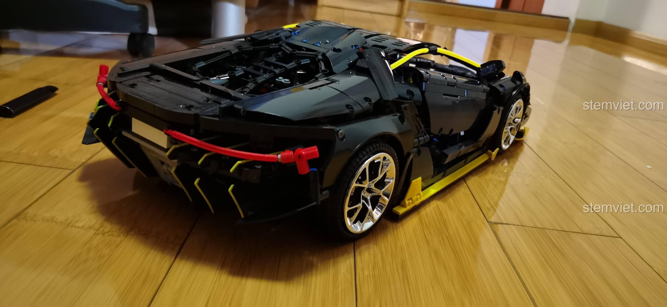 Chi tiết phần đuôi xe của đồ chơi mô hình DK 2102 Lamborghini Centenario. Bộ xếp hình Siêu xe Lamborghini Centenario 2102 với thiết kế chân thực.
