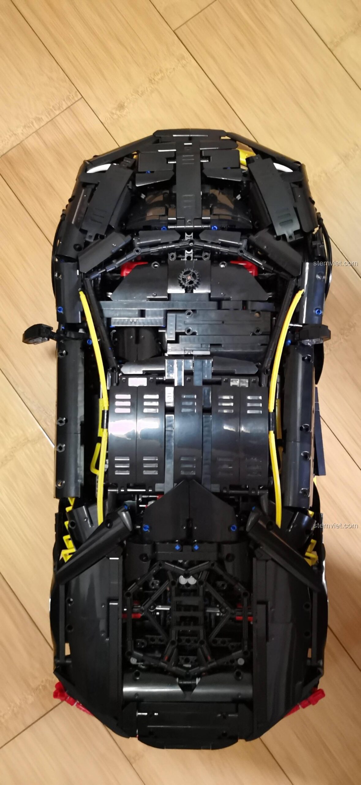 Cận cảnh bộ máy Technic phức tạp của bộ xếp hình Siêu xe Lamborghini Centenario 2102. Một sản phẩm chất lượng từ DK.