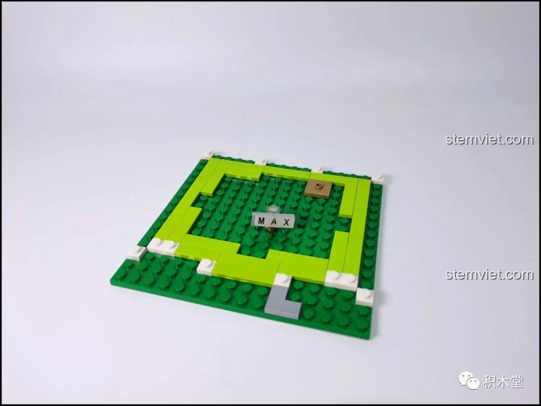 Bắt đầu lắp phần nền và hàng rào của bộ DK 7025 Ngôi Nhà Bóng Bay Lơ Lửng.