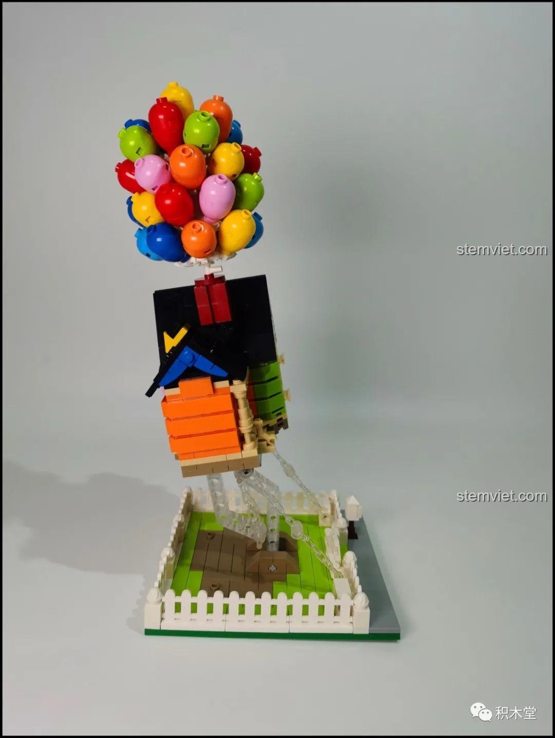 Mô hình DK 7025 Ngôi Nhà Bóng Bay Lơ Lửng bị nghiêng do chùm bóng bay quá nặng.