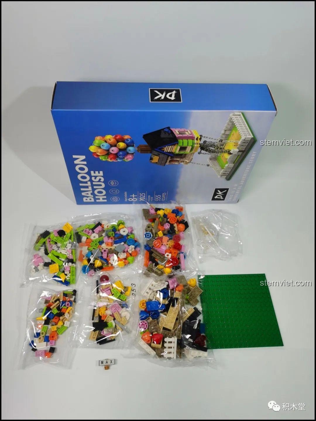 Các túi mảnh ghép và tấm đế màu xanh lá của bộ lắp ghép DK 7025 Ngôi Nhà Bóng Bay Lơ Lửng.
